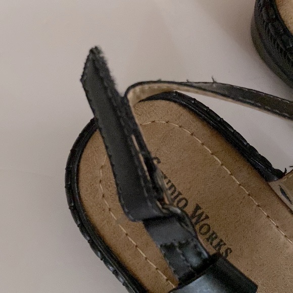Studio Works comfort MARYBELLE black hook & loop sandals side scratch size 8M 🌹 - Picture 6 of 10